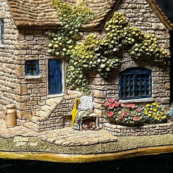 Lilliput Lane | Bo Peep Tea Room | English Tea Room Collection - Picture 9 of 13